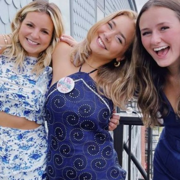 Meet your Posher, Mayce Rae - Picture 3 of 3